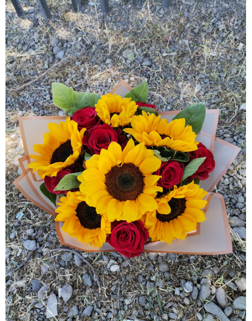 RAMO GIRASOLES Y ROSAS ROJAS