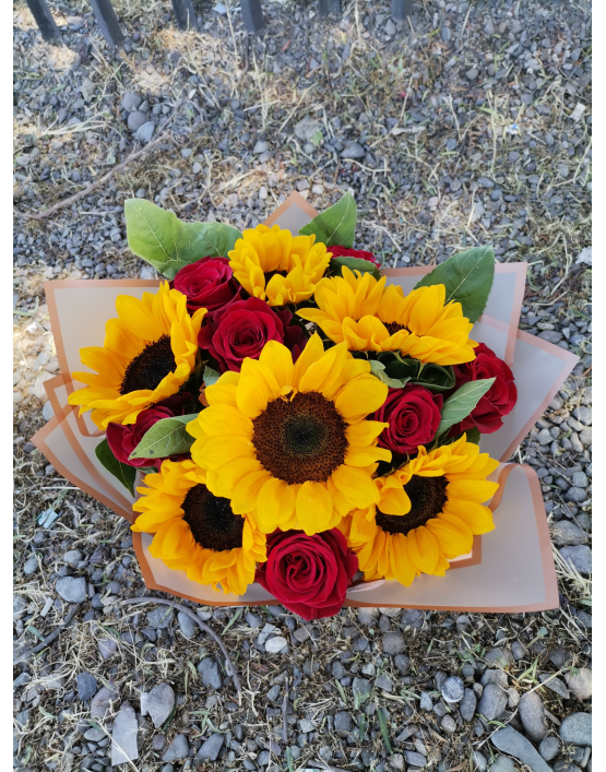 RAMO GIRASOLES Y ROSAS ROJAS